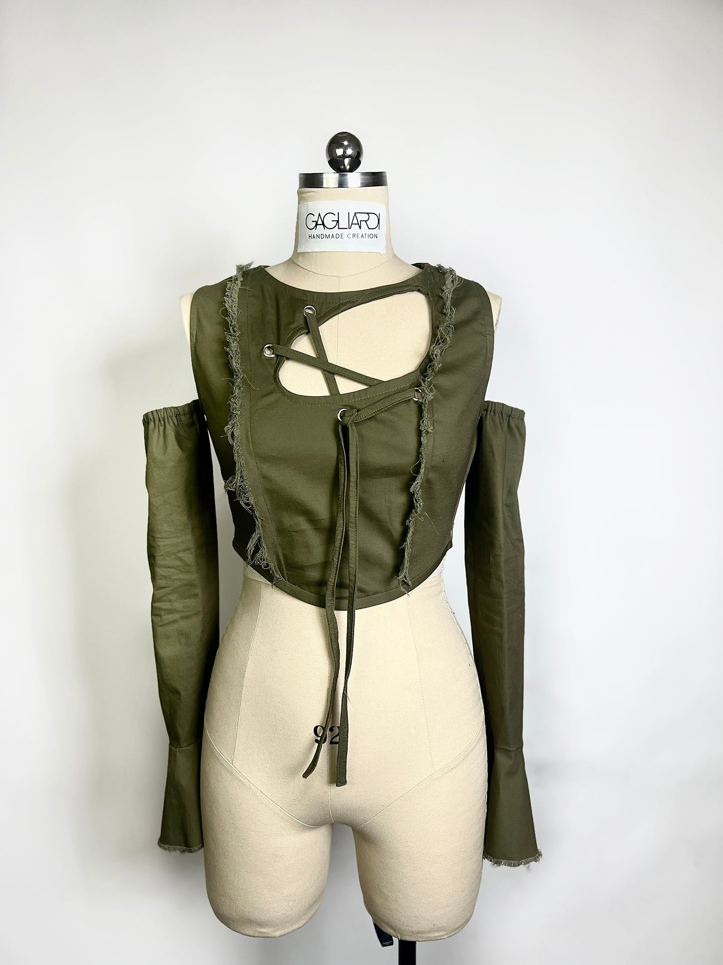 AMETRIA Crop top cut out