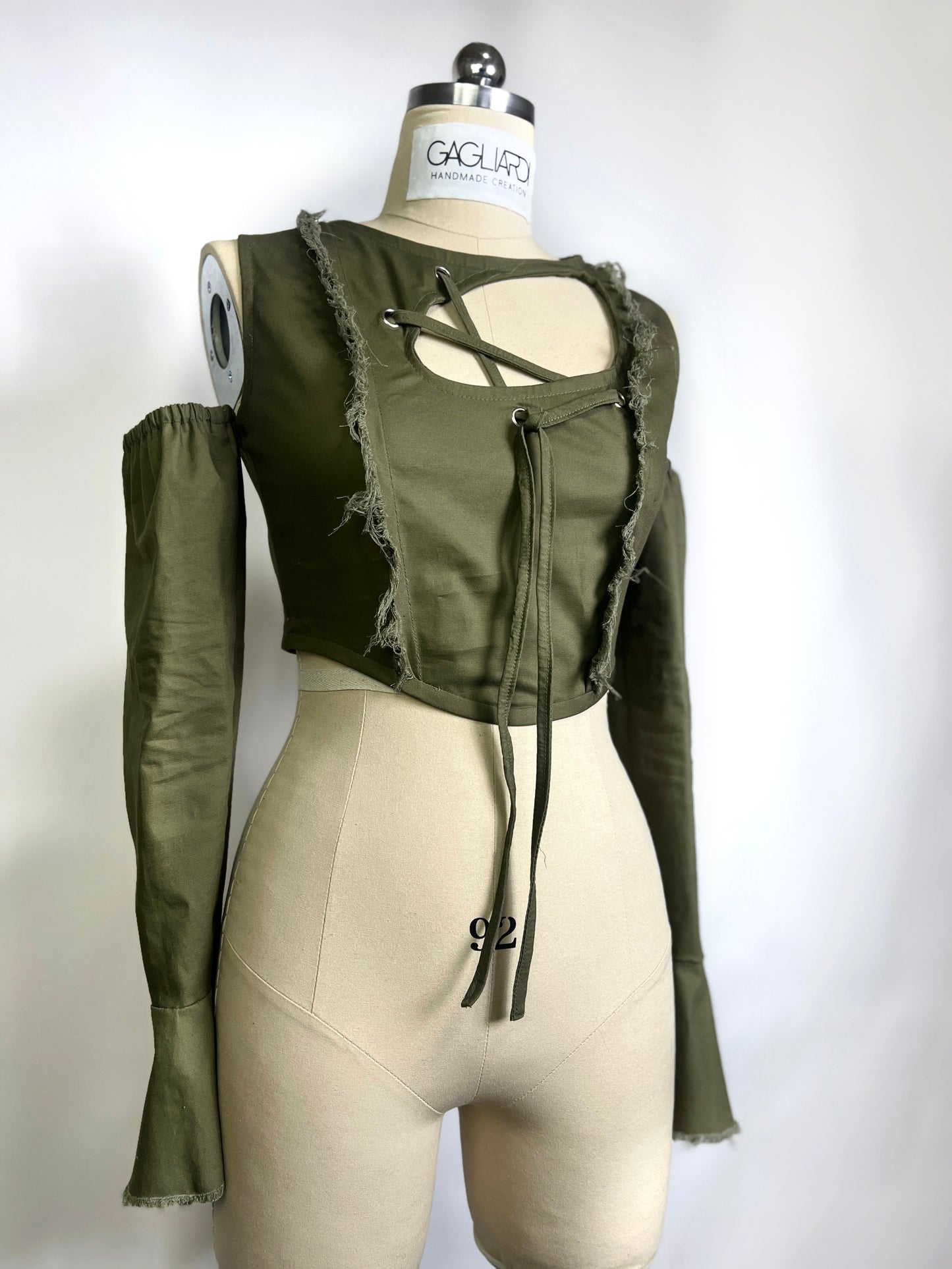AMETRIA Crop top cut out